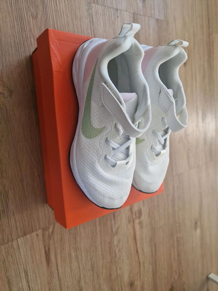 Nike Sneaker weiß Runner gr. 33 in Hamburg