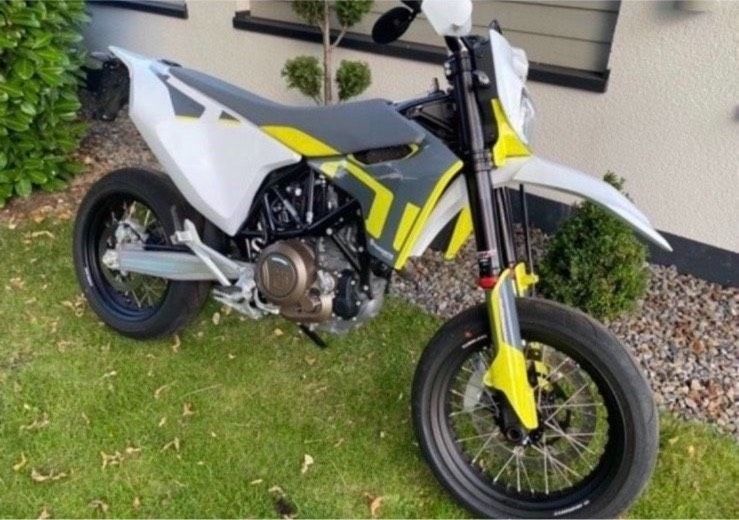 Husqvarna 701  nur 1500 Kilometer Laufleistung in Menden