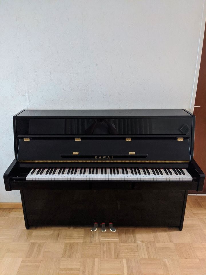 Klavier Kawai K15 Piano - top Zustand & Klang - schwarz poliert in Dreieich