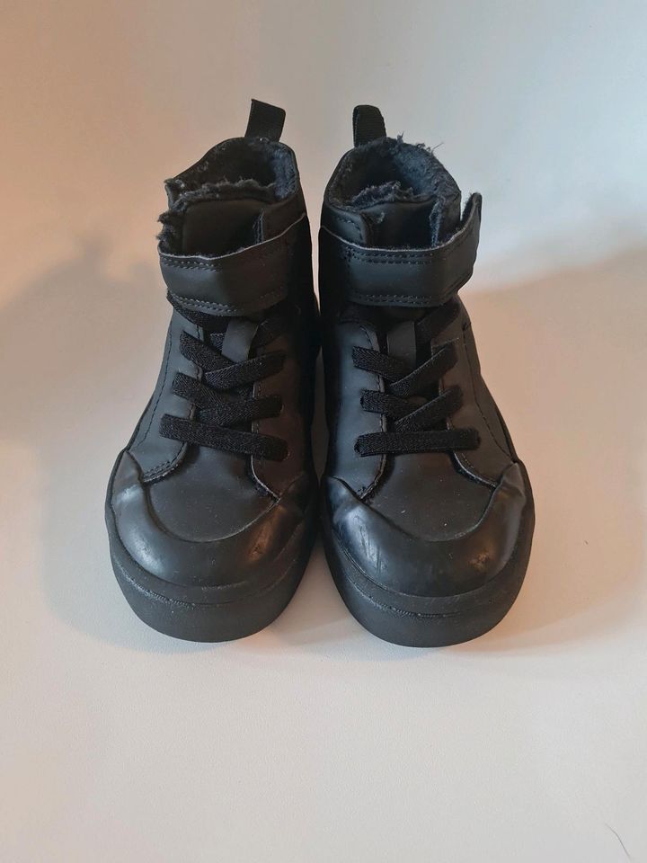 Schwarze gefütterte Wintersneaker, Gr. 27 in Landshut