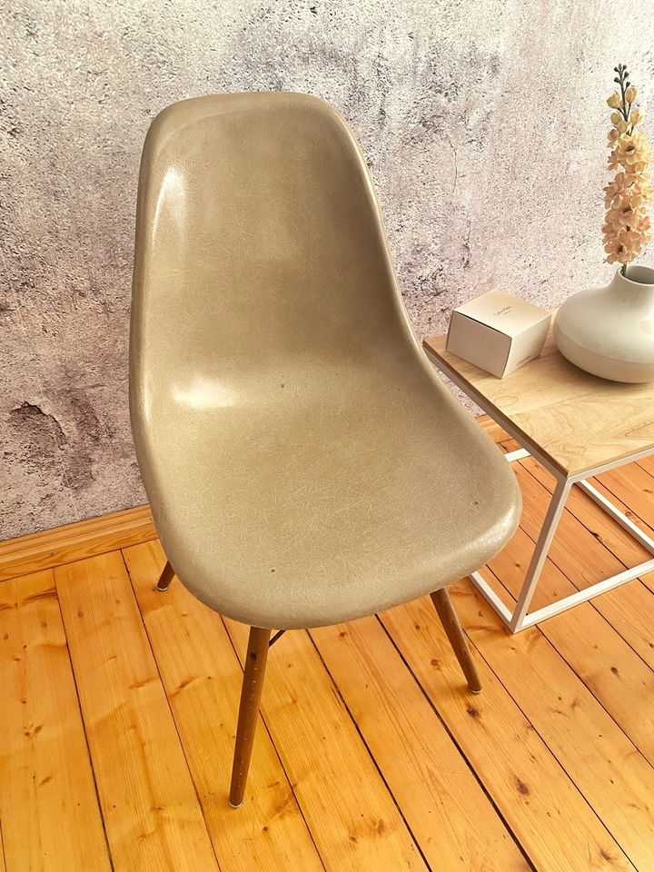 Eames Chair dowel base Fiberglas Vitra Stuhl Esszimmer in Brandenburg an der Havel