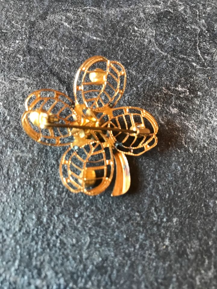 Brosche Pin Needle Art Deco Perle Blüte Klee goldfarben Filigran in Kandel
