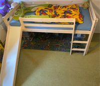 Halbhohes Kinderhochbett mit Rutsche JYSK kleine Kinder 90x200 Berlin - Pankow Vorschau