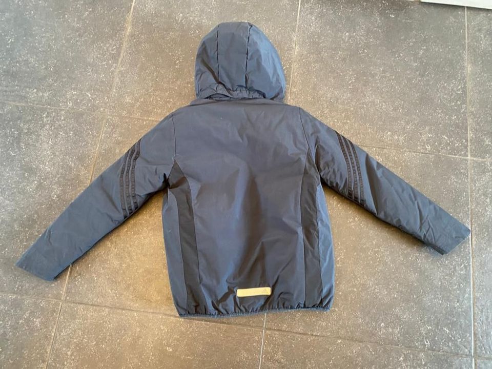 Winterjacke Adidas Jungen 164 dunkelblau mit schwarzen Streifen in Hamburg