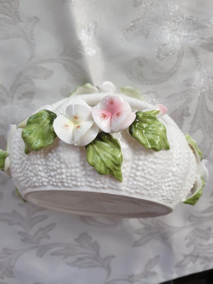 Wunderschöner Porzellan Korb mit Blumenverzierung in Bad Emstal