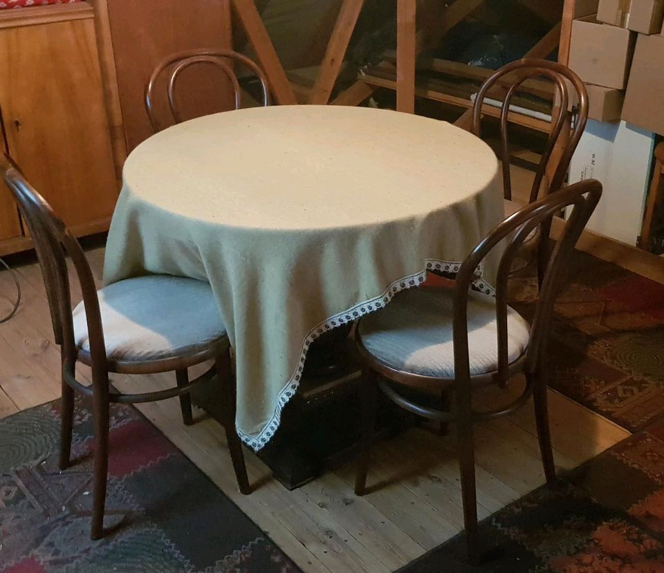 Alter Holztisch mit 4 Stühlen in Koblentz