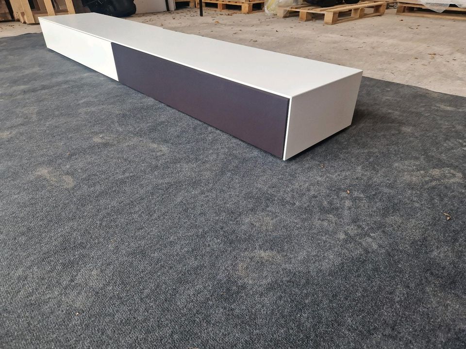 Fotomodell Lowboard Slim 240 cm weiß lackiert für Wandmontage in Nahe
