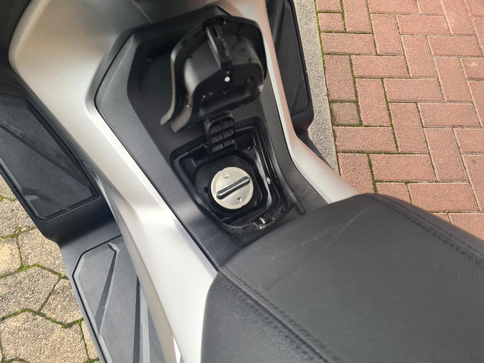 Honda Forza 300 inkl. Smart-Top-Case in Fernwald