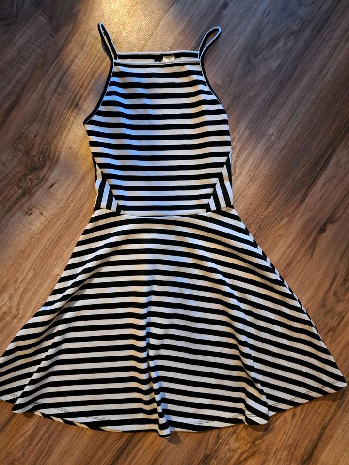 Kleid H&M Größe 32 in Freyburg (Unstrut)