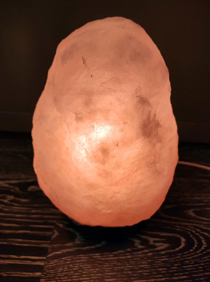 Salzkristall Lampe Himalaya mit schwarzen Marmor Sockel in Helsa