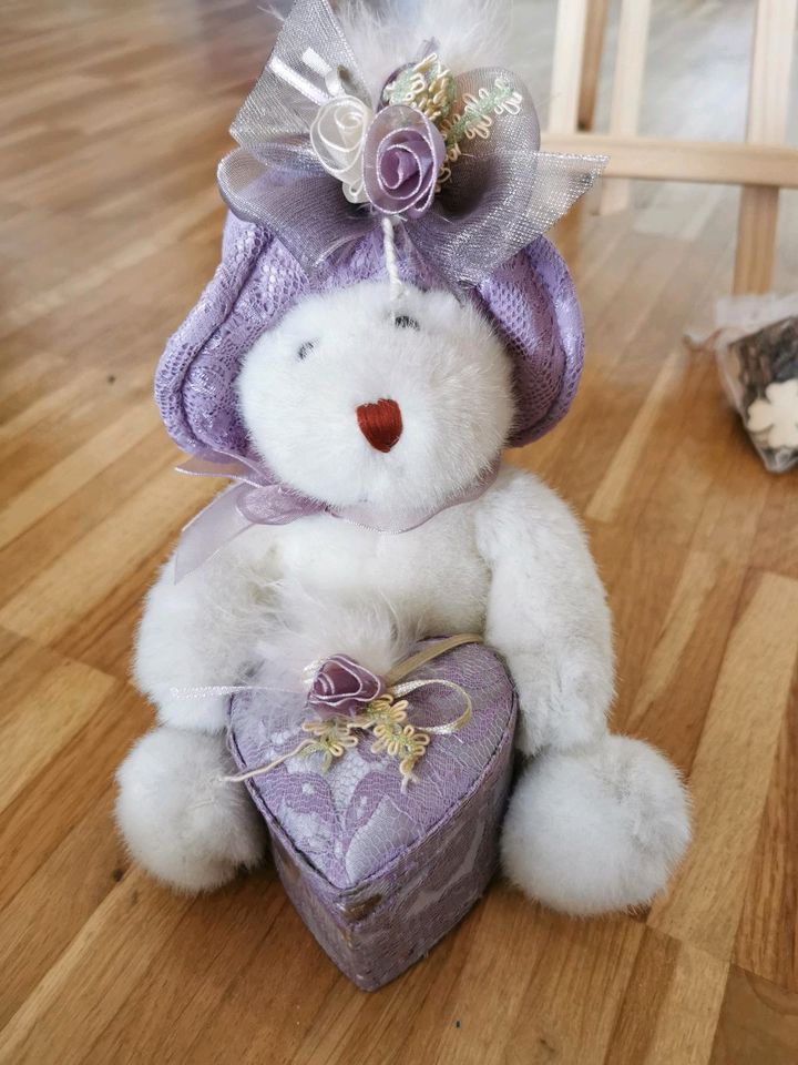 Teddy mit Schatulle in Ronnenberg