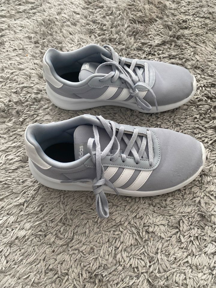 Adidas Sportschuhe Gr. 38 in gutem Zustand in Frankfurt am Main