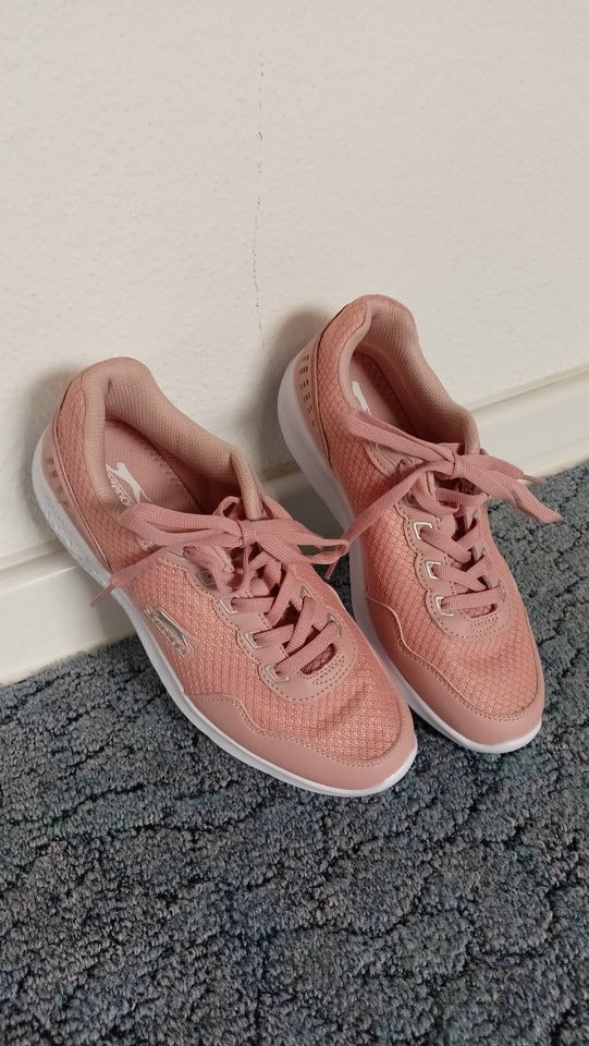 Damen-Sneakers NEU in Silberhausen