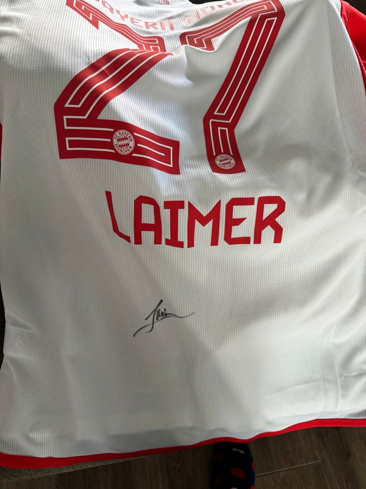 Adidas FC Bayern Trikot mit Original Unterschrift Konrad Laimer in Saarbrücken