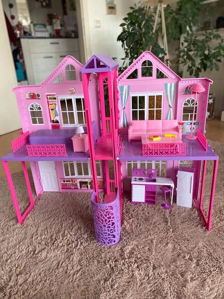 Barbie Puppenhaus, aufklappbar mit Fahrstuhl und Einrichtung/Pool in Ebendorf