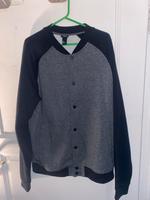 stylische H&M Sweatjacke im College-Style GR. L - neuwertig Frankfurt am Main - Bornheim Vorschau