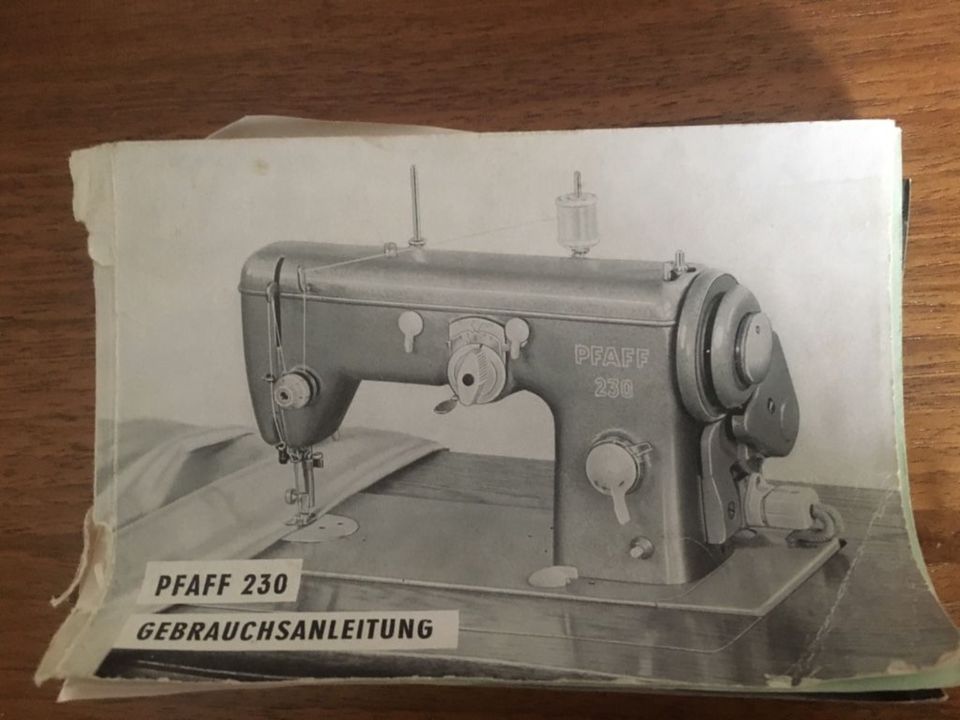 Pfaff 230 Nähmaschine Echtholz-Schrank Zubehör 60er Vintage in Bobingen