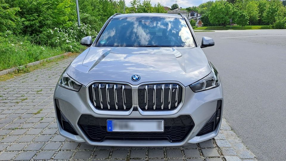 BMW iX1 xDrive30 M-Sp, PANO, 19 Zoll, HUD, AHK, Driving Ass. Prof in Roßbach