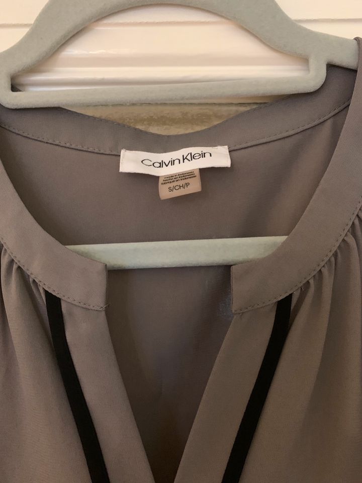 Wie neu - Original Calvin Klein Bluse in grau in Berlin