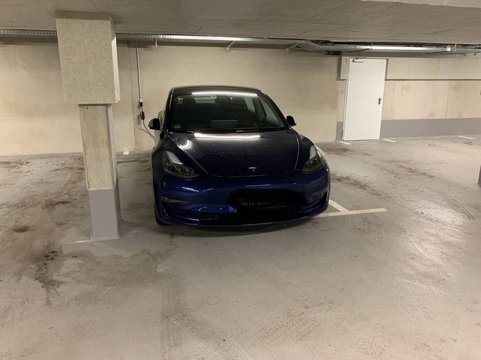 Tesla Model 3 Performance Panasonic! Blau Winter + Sommer in Berlin