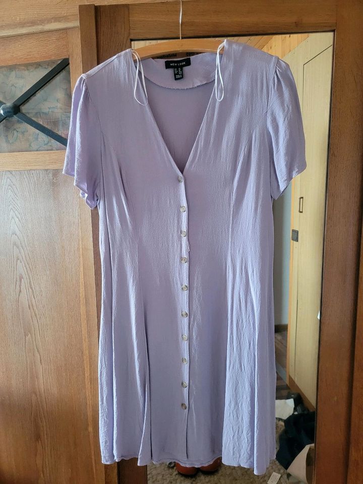 Leichtes violettes Kleid in Wahrenholz