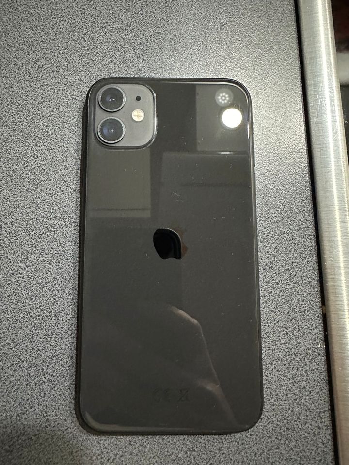 IPhone 11 64 GB schwarz inkl. Ladekabel (ohne Netzstecker) in Essen