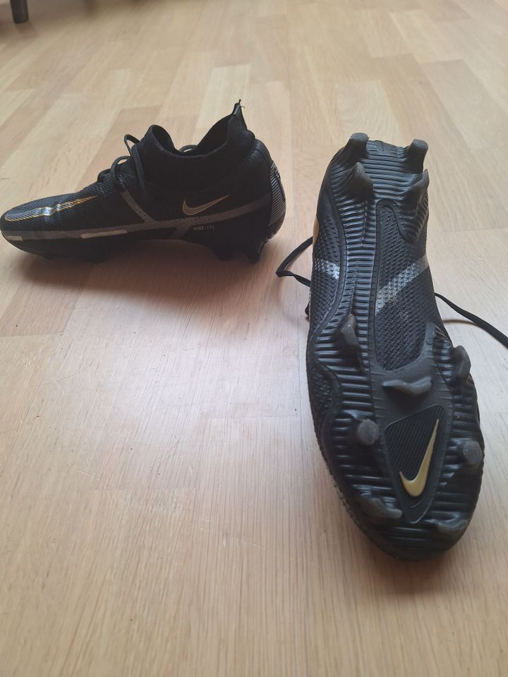 Fußballschuhe Nike Phantom mit Stollen Größe US 10,5 in Wiesbaden