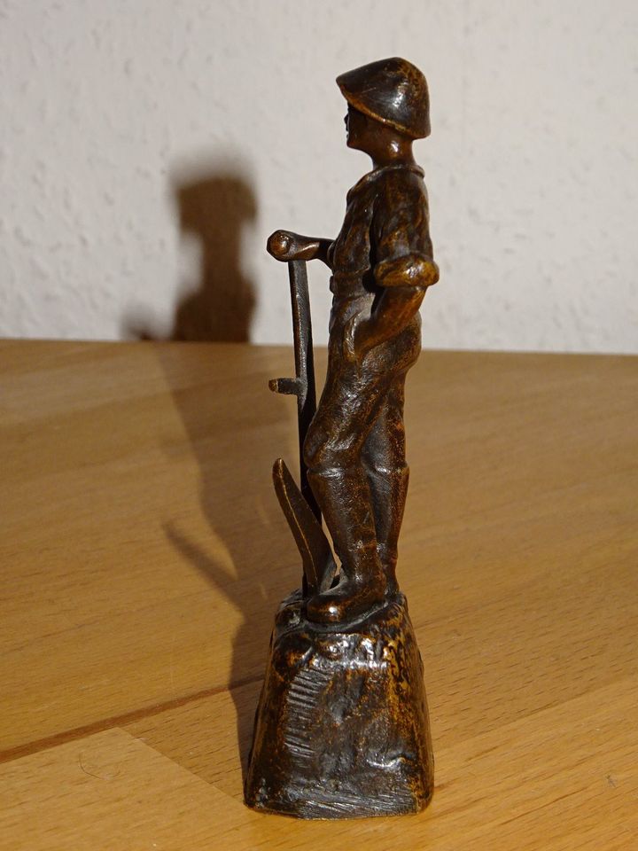 Bronzefigur "Bauer mit Sense" in Rösrath