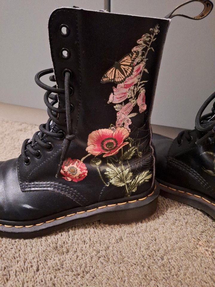 Dr. Martens Stiefel 1490, 10-Loch Blumen schwarz Gr. 40 in Falkensee