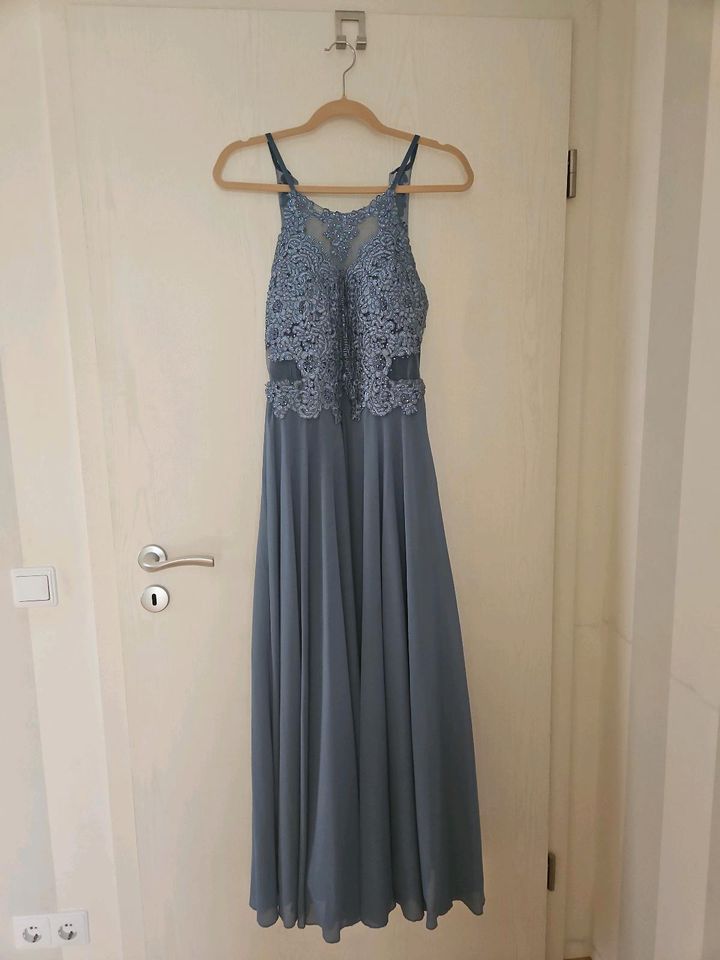 Hellblaues Abendkleid  Größe 36i in Hünstetten