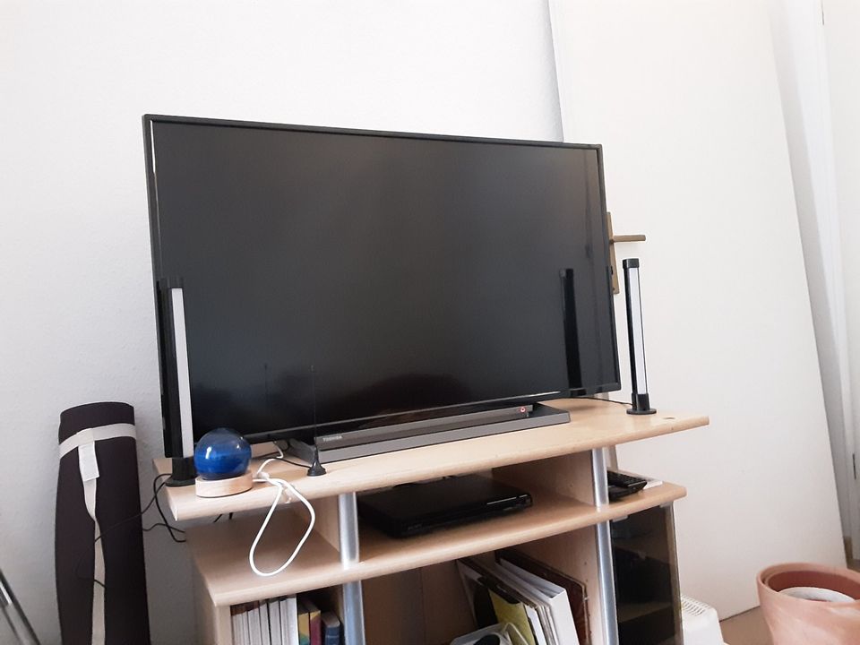 Toshiba LED-Fernseher + Zubehör (voll funktionsfähig) in Leipzig