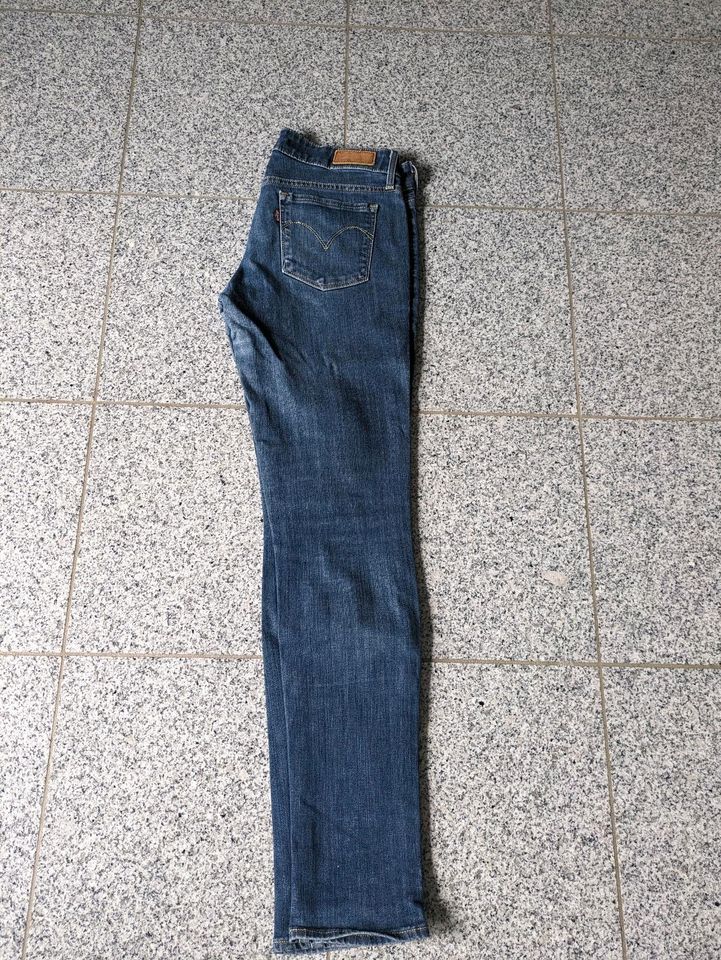 Levis Jeans Slight Curve W28 skinny blau in Meerbusch