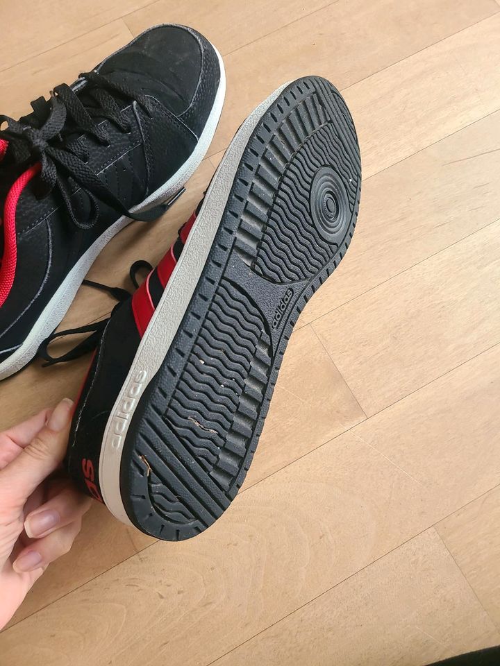 Adidas Schuhe Gr 40 schwarz rot Halbschuhe Schnürschuhe Jungen in Erdweg