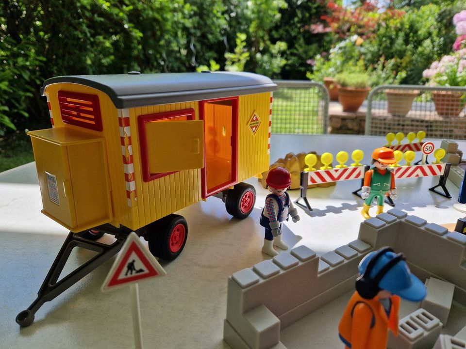 Playmobil Baustelle Bauarbeiter Bauwagen Rohre Mauerstücke in Ettlingen