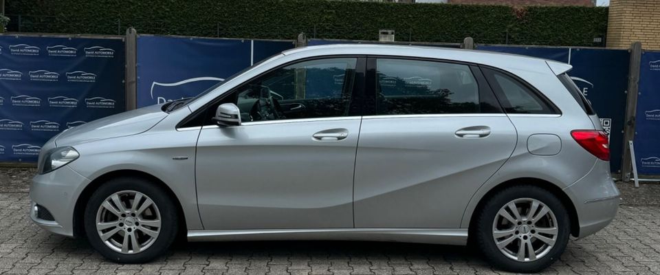Mercedes-Benz B 180 CDI KLiMA TEMPOMA SiTZHEiHEi PDC AHK SHEFT in Düren