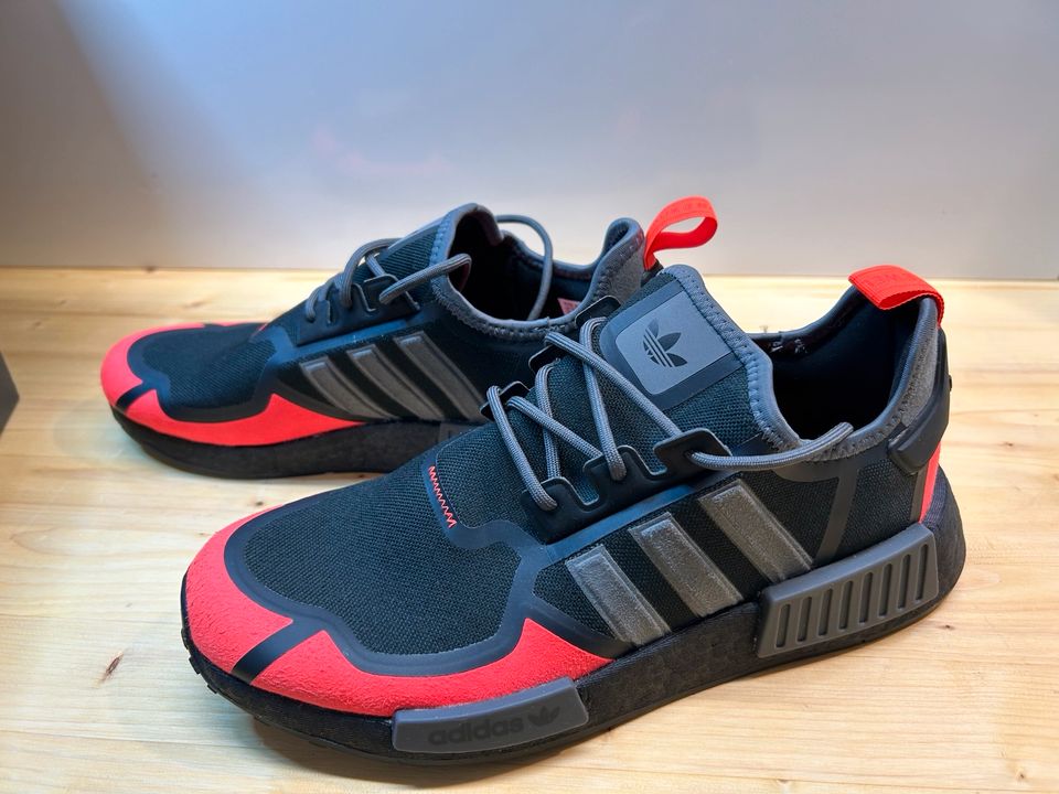 Adidas NMD_R1 42,5 Schwarz / Grau / Rot Orange (NEU/OVP) in Lörrach