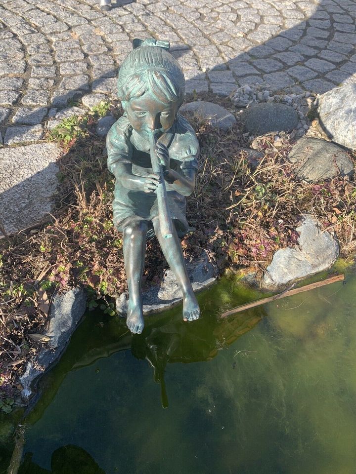 *Neu* Rottenecker Bronzefigur “Franziska“ wasserspeiend in Obrigheim