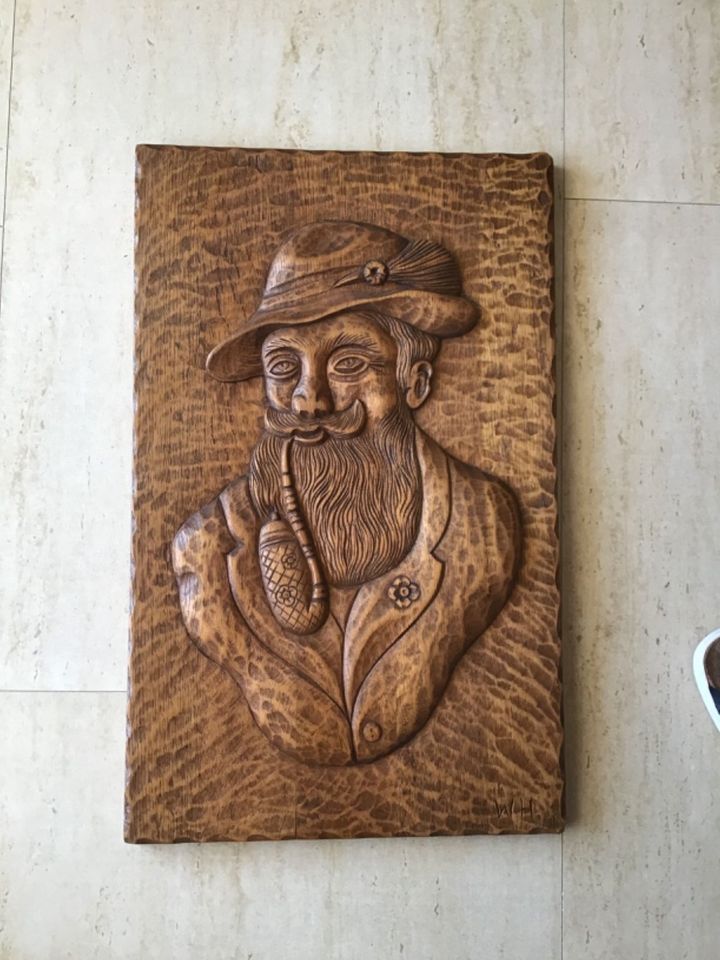 Schönes altes Relief Holzbild. Mann mit Pfeife. in Medebach