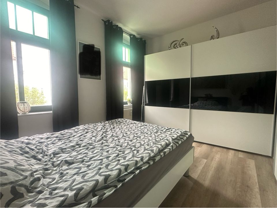 Schlafzimmer, 2 Kleiderschränke und Bett in Zwickau