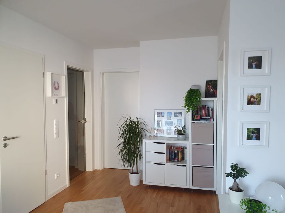 Neuwertig & Modern + 2-Zimmer * EBK * TG-Stellplatz * Loggia 12m² * Parkett in Wolfsburg