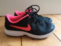Nike Sneaker Gr.35,5 Turnschuhe schwarz pink Bochum - Bochum-Ost Vorschau