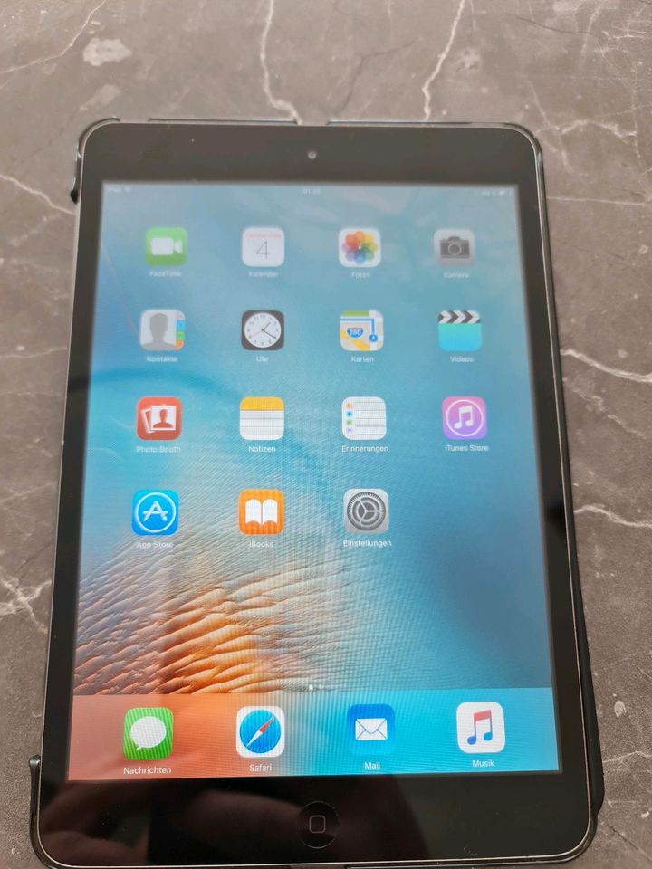 Apple iPad Mini 1. Generation 16 GB silber gebraucht in Emmering