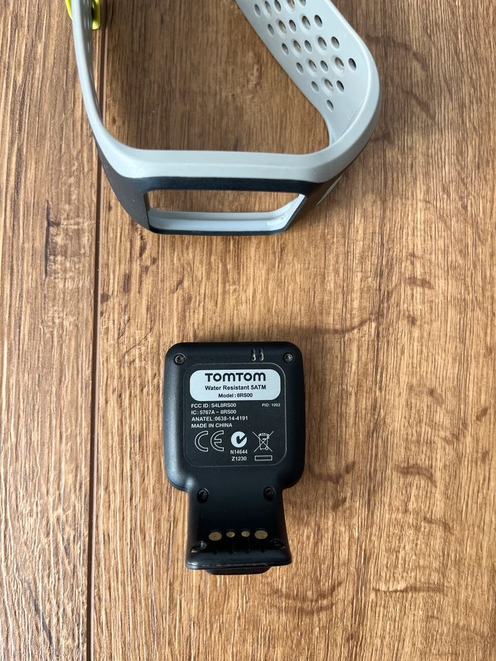 TomTom GPS Sportuhr Multisport Dark Grey mit Fahrradhalterung in Großeibstadt