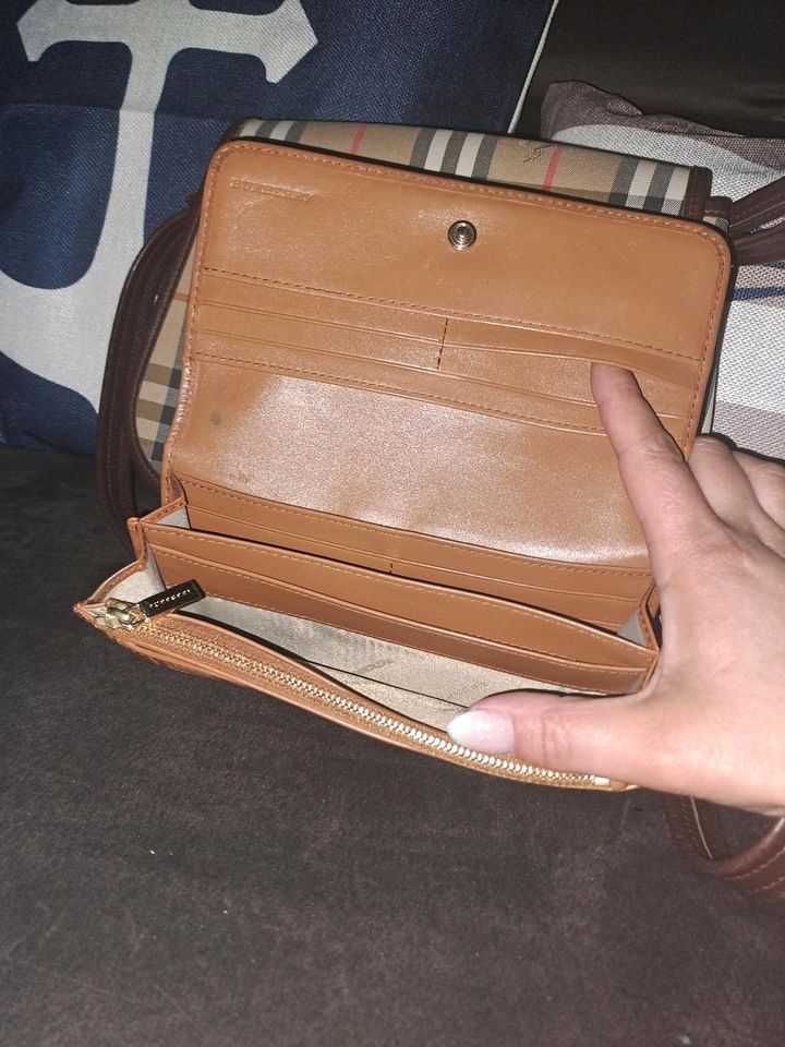 Handtasche und Portemonnaie der Marke Burberry in Salzwedel