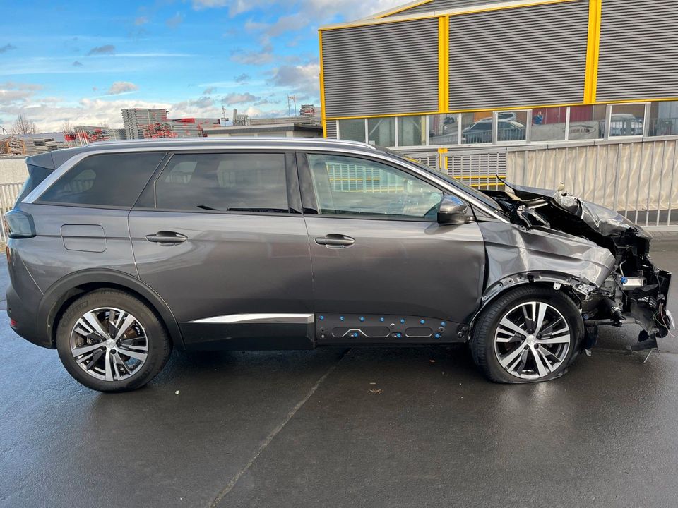 Peugeot 5008 Allure 1.2 130 *7-Sitzer* in Linden