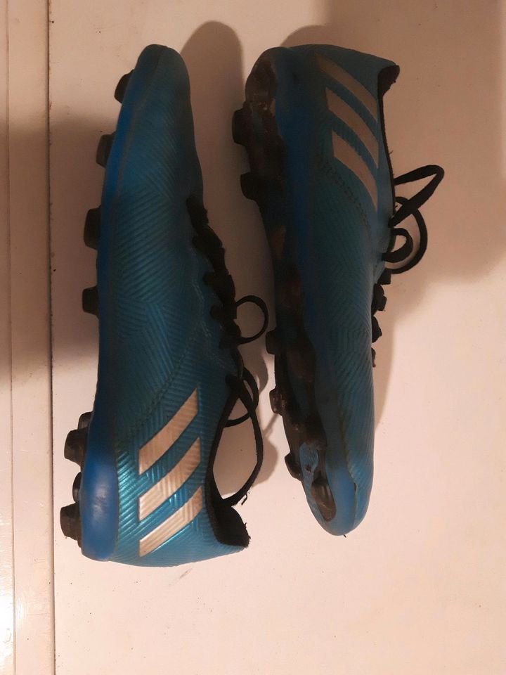 Adidas Fussballschuhe 35 in Moisburg