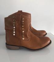 Neu Claudia Ghizzani Boots Stiefel Nieten Braun Mokka Gr. 38 Nordrhein-Westfalen - Troisdorf Vorschau