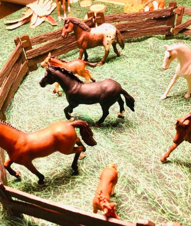 Schleich Figuren ( Pferde), Stall und Koppel (2) in Bielefeld