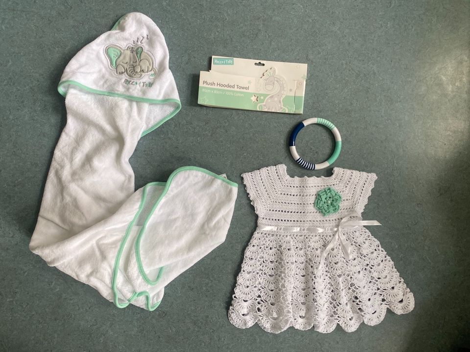 Baby Paket Handtuch mit Kapuze Rassel Kleid 0-3M 56 in Berlin