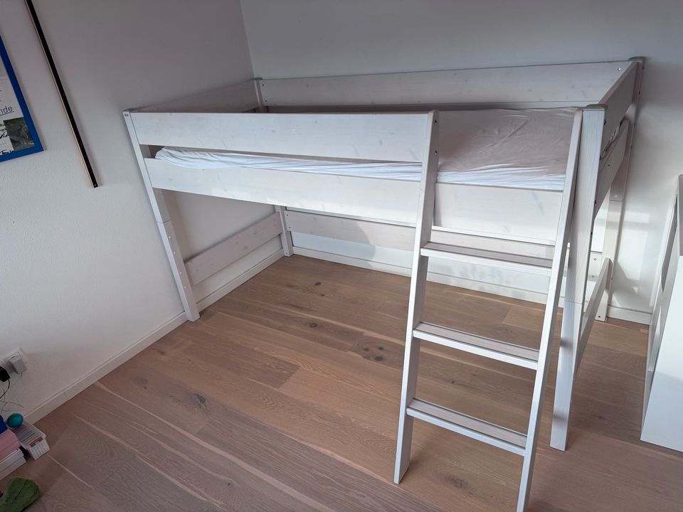 Kinder Hochbett von Paidi in weiss mit Lattenrost und Matratze in Landshut